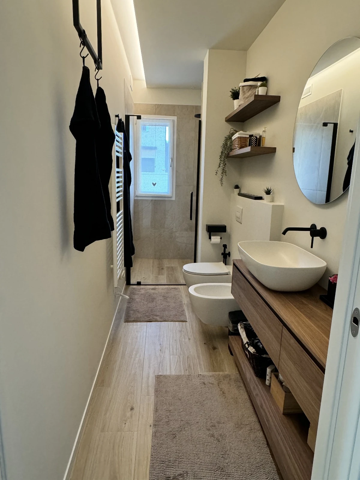 Foto di bagno completo con doccia in vetro, specchio e lavandino in legno